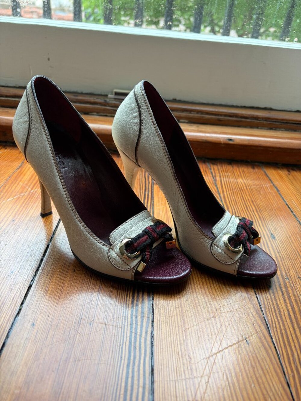 Gucci Bow and Peep-toe White Leather Heels with Black Detailing